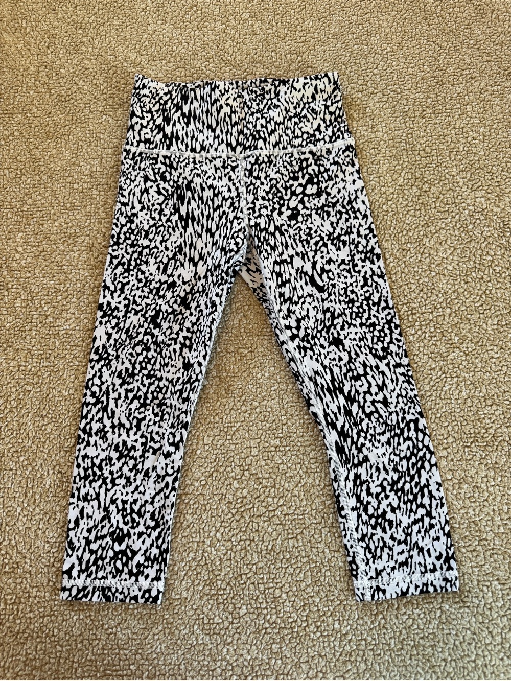 Athleta Elation Capri Leggings Black White Print Small